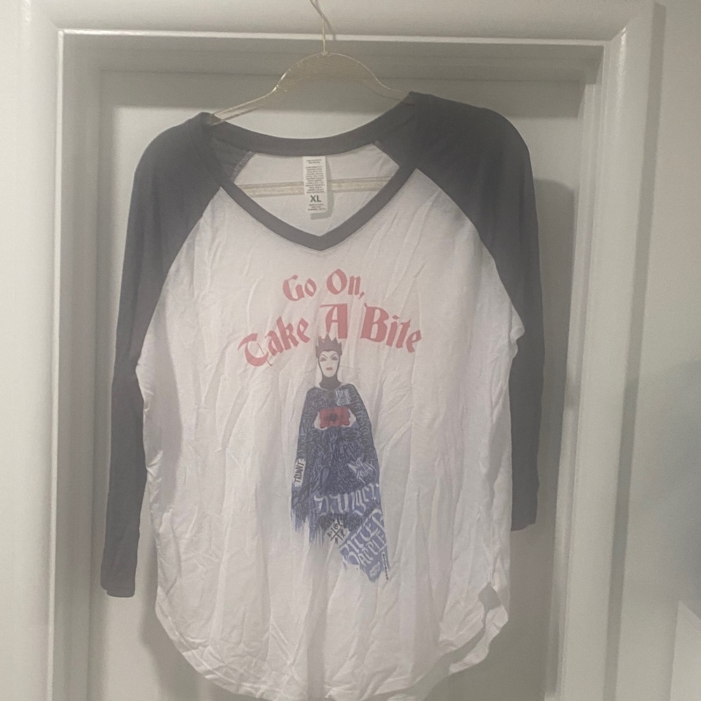 Women’s Jersey Style blouse. With Disney Queen. Size XL. NWOT